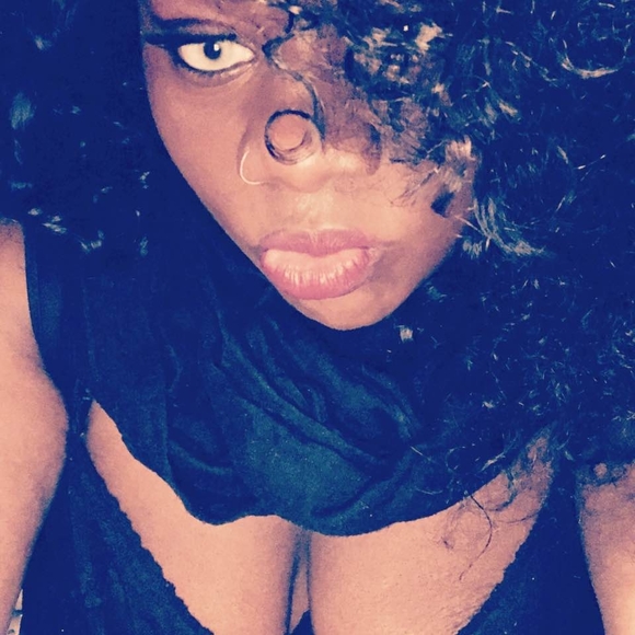 Poshmark profile picture for @monogamous